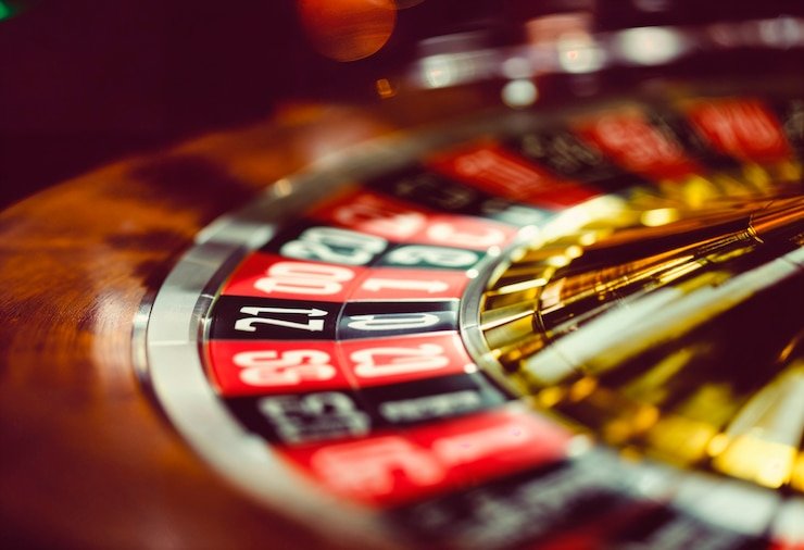 Antarmuka aplikasi mobile kartupoker menampilkan menu sportsbook dan kasino live